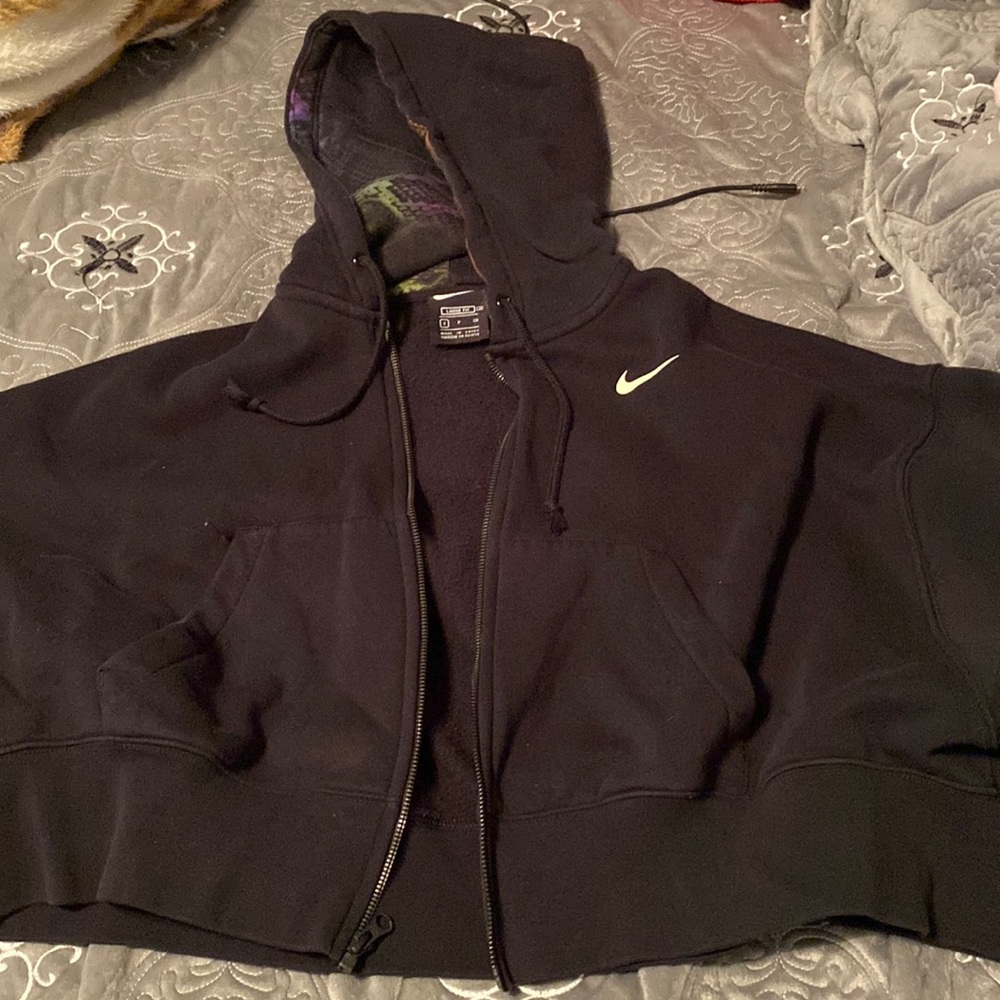 New nike sweatshirt. Has the nike swoosh on the back. It is a cropped loose fit
